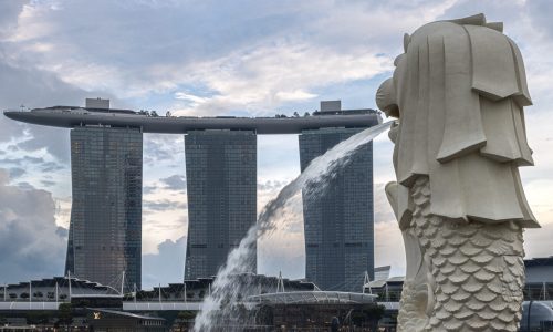 Merlion beeld tegenover Marina Bay Sands